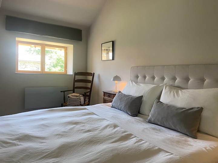 Le Pavillon - The upstairs master bedroom with ensuite, king size bed and Eve matress.