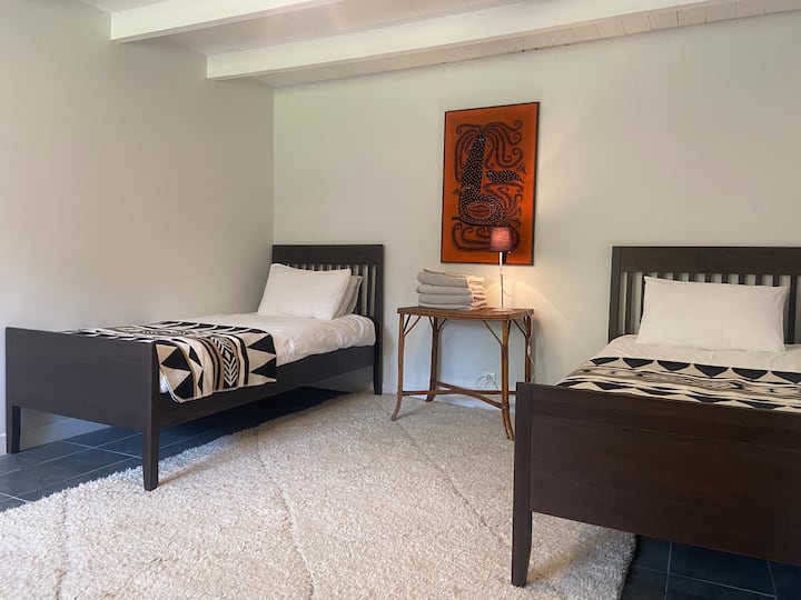 Le Pavillon - The ground floor triple room with three comfortable single beds and its own adjacent bathroom. 