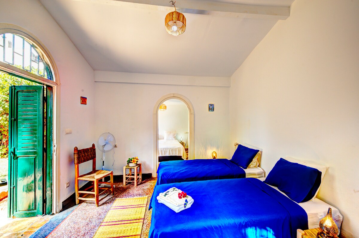 تقع غرفة النوم الثالثة في البنغلو. يحتوي على سريرين مفردين. الدخول المباشر إلى الحديقة. الوصول إلى الحمام من خلال غرفة النوم 4.