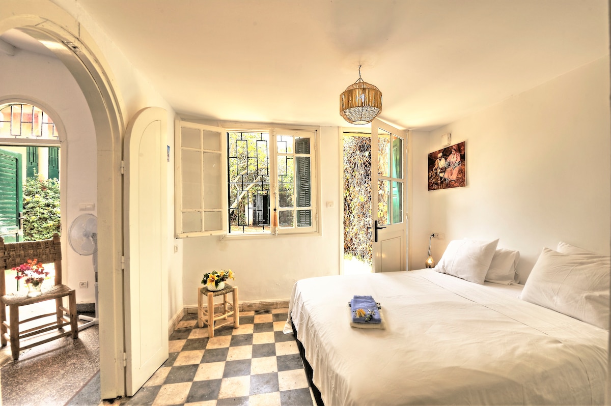 غرفة النوم 4 هي جزء من البنغلو. يحتوي على سرير مزدوج كبير (160 × 190 سم). الوصول المباشر من خلال الحديقة والوصول من خلال غرفة النوم 3. الوصول المباشر إلى الحمام. 