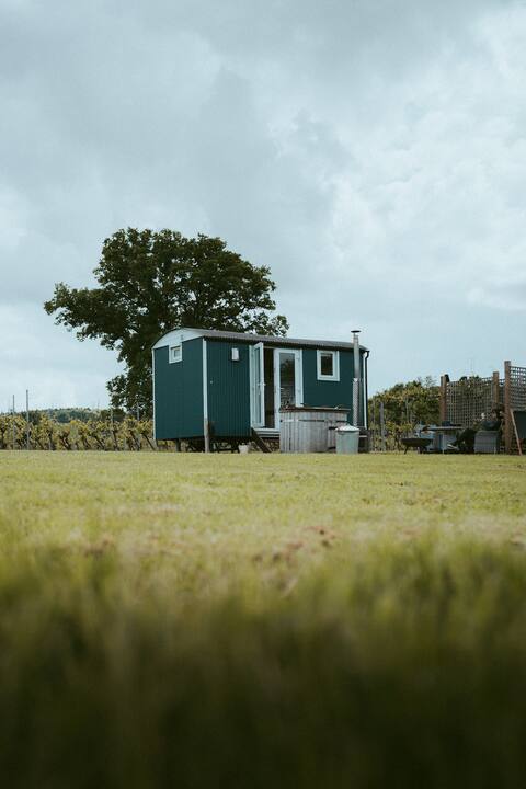 Vineyard Shepherds Hut 3, Wood Fired Hot Tub, Wine