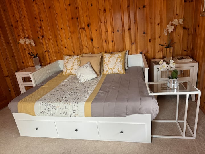 "ห้องสีขาว" เป็นขั้นตอนของการพักผ่อนอย่างมีความสุข ตกแต่งด้วยเตียงขนาดควีนไซส์นั่งสบายสไตล์วินเทจโต๊ะเครื่องแป้งและแสงธรรมชาติทำให้ที่นี่เป็นสูตรสำหรับการเข้าพักที่เงียบสงบ 