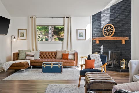 HotTub | FirePit | GameRoom | .5mi to resort l 4BR