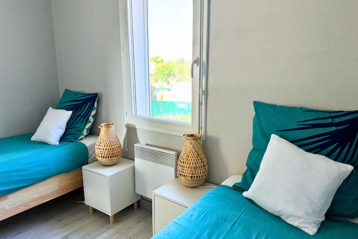 Druhá spálňa na 1. poschodí s 2 samostatnými lôžkami 90 x 200 a vstavanými skrinkami