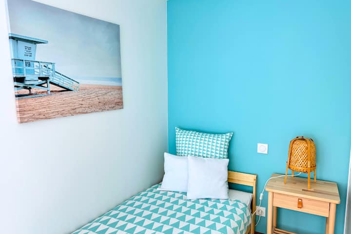 Druhá spálňa na prízemí s 2 samostatnými lôžkami 90 x 200 a vstavanými skrinkami