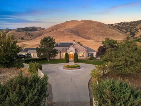 Private Vineyard Retreat: Estate with 200 Acres