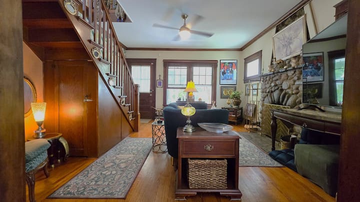 1920s Phoenicia Bungalow W/fireplace, Sauna & Yard - Phoenicia, NY