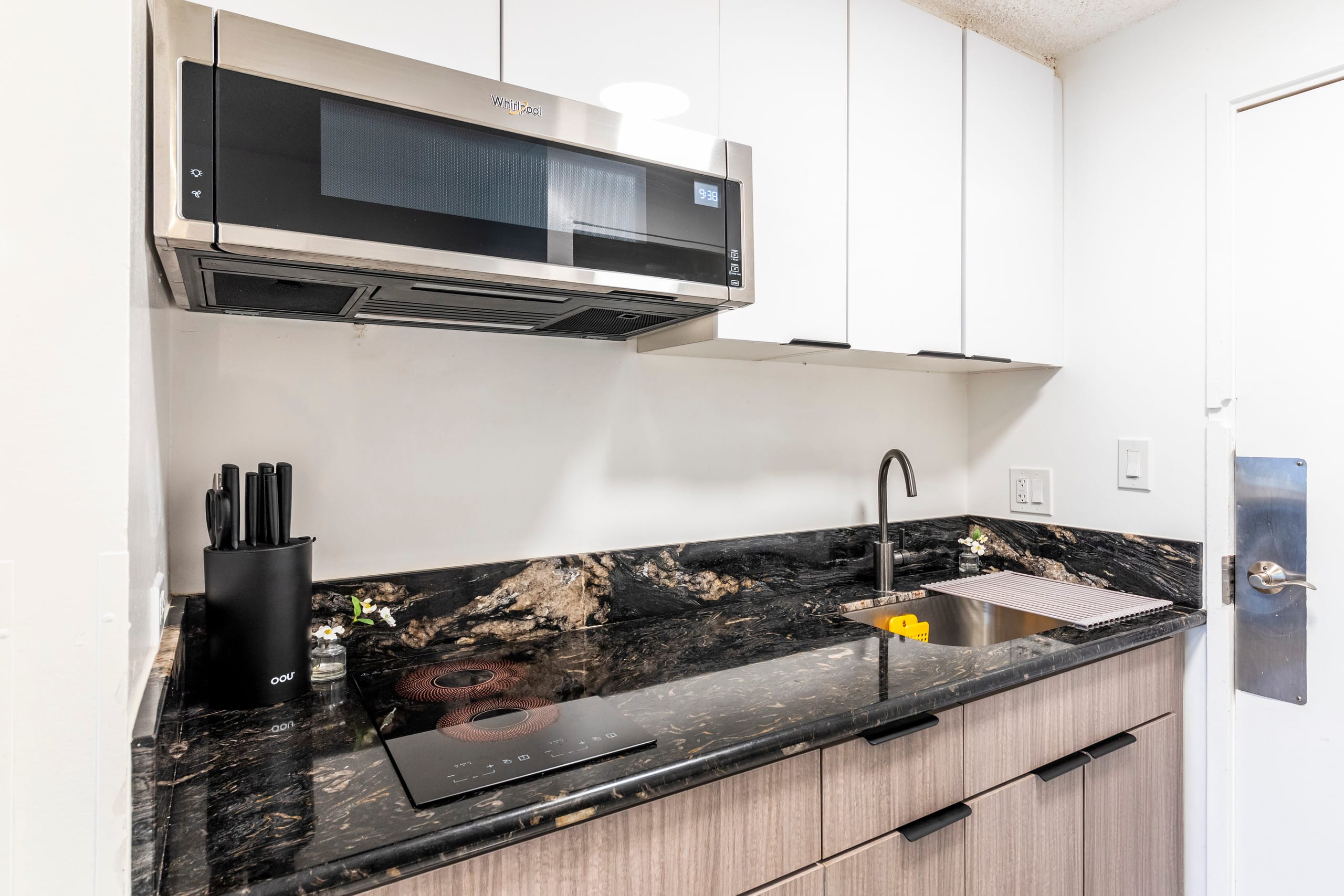 Condo in Honolulu · ★4.68 · 1 bedroom · 2 beds · 1 private bath - Image 4