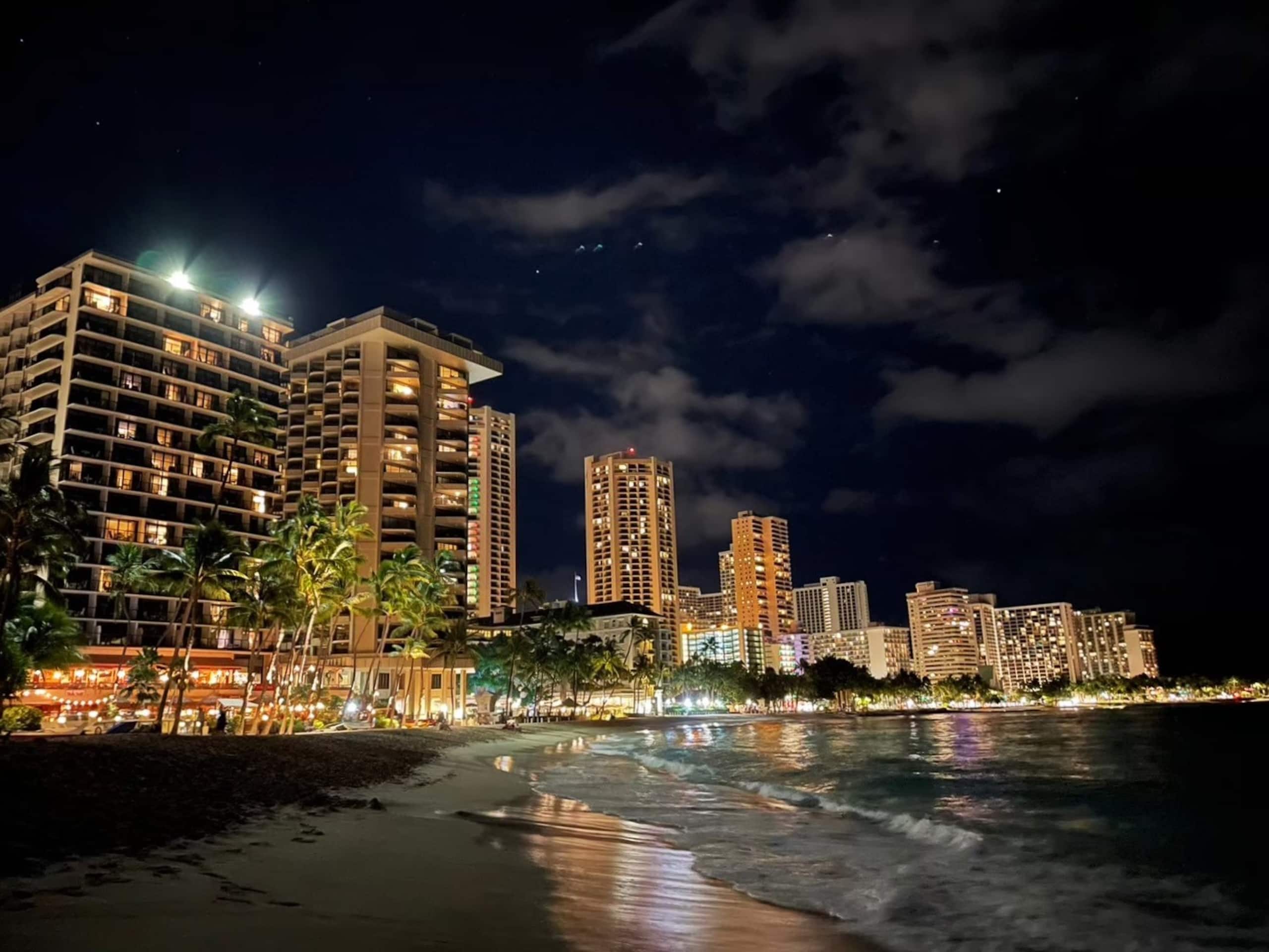 Condo in Honolulu · ★4.68 · 1 bedroom · 2 beds · 1 private bath - Image 35