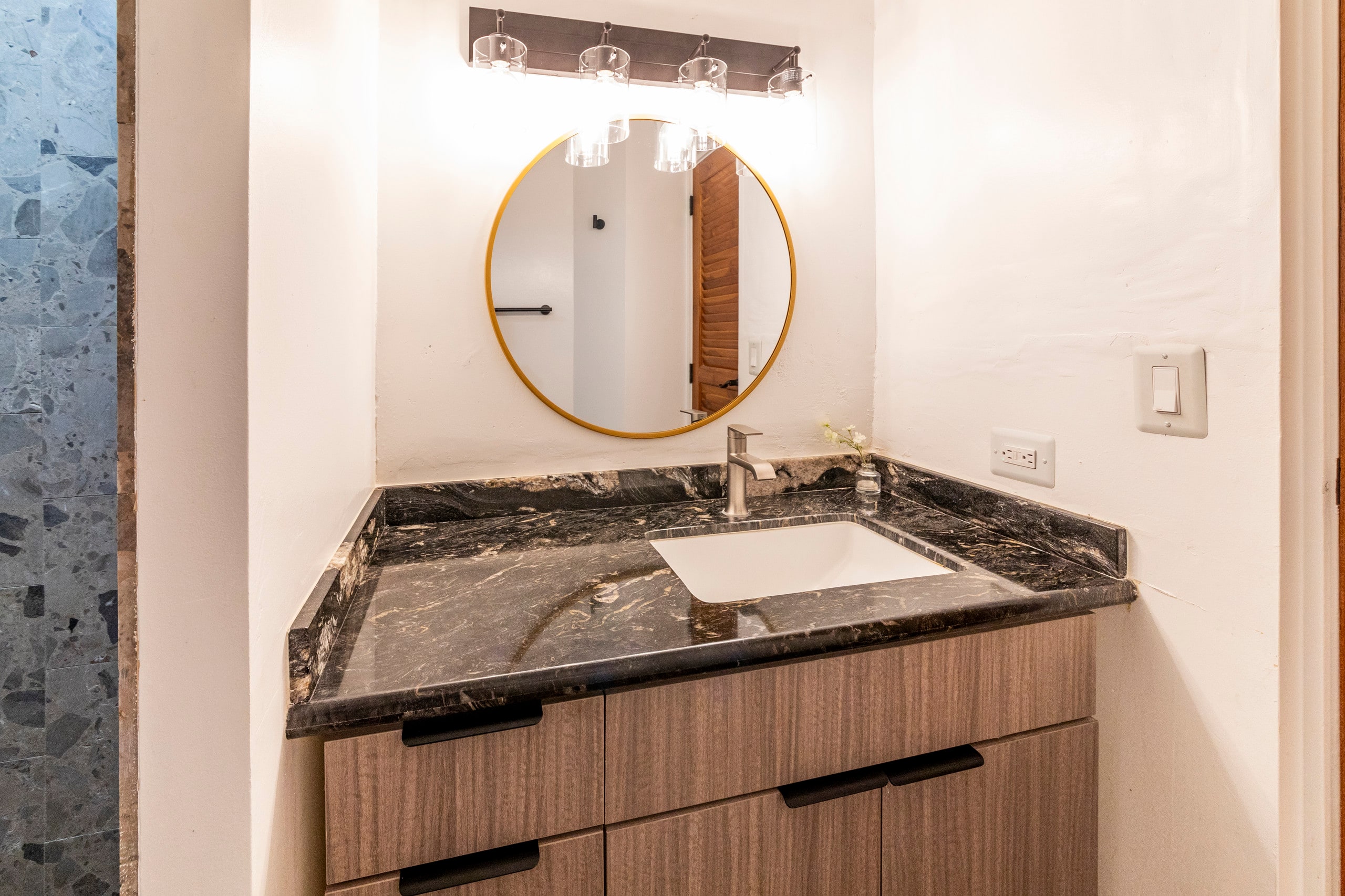 Condo in Honolulu · ★4.72 · 1 bedroom · 2 beds · 1 private bath - Image 21