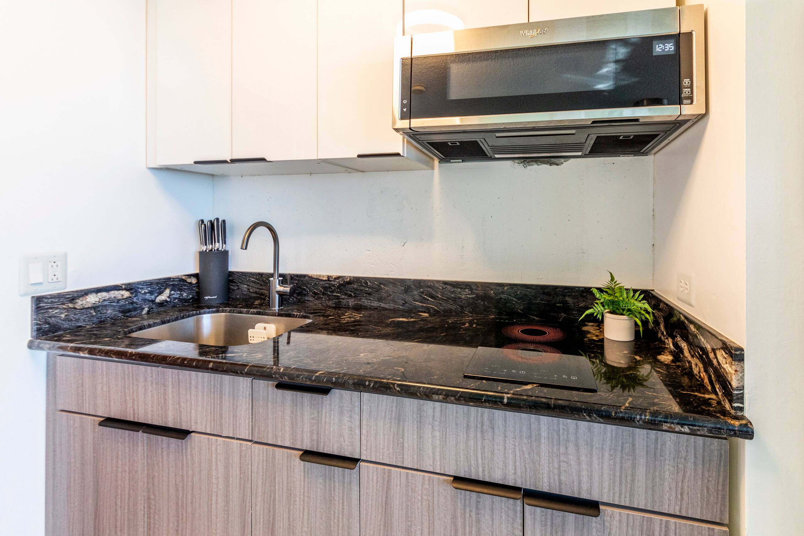 Condo in Honolulu · ★4.72 · 1 bedroom · 2 beds · 1 private bath - Image 6