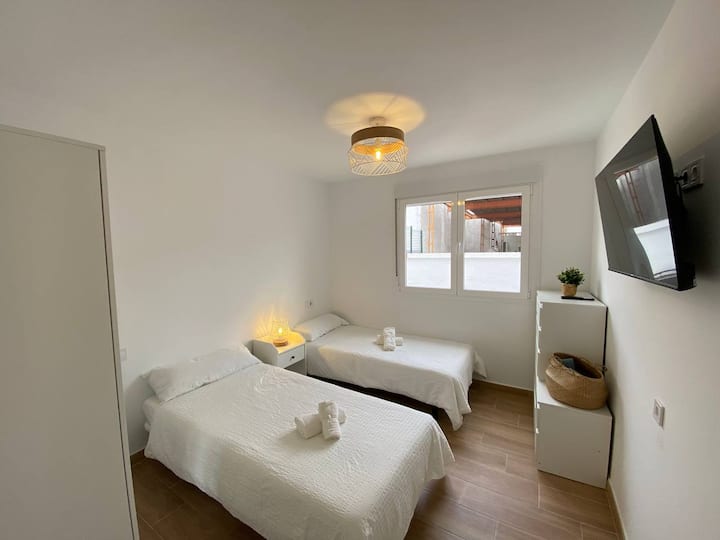 Camera con due letti singoli, aria condizionata, riscaldamento, armadio e TV. 