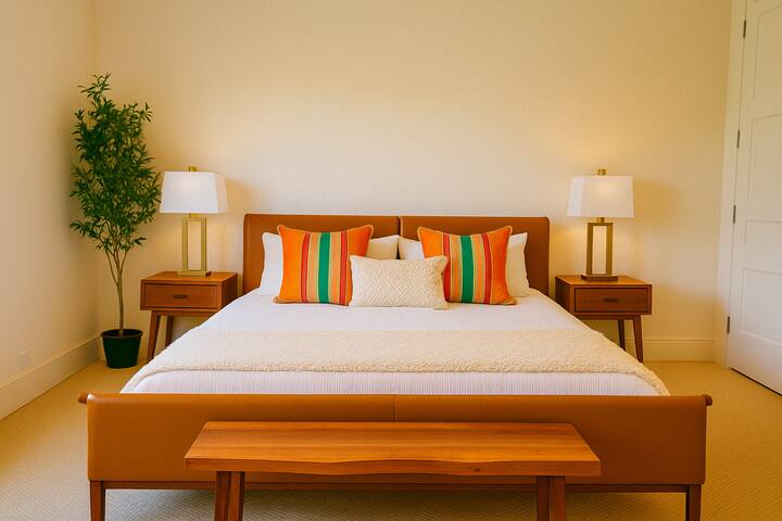 Lakeside Retreat 4BR/4BA Stunning Sunsets Sleeps 8 gallery image 3