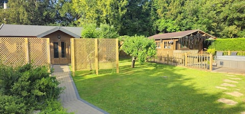 Luxury self-contained cabin with hot tub near Bath
