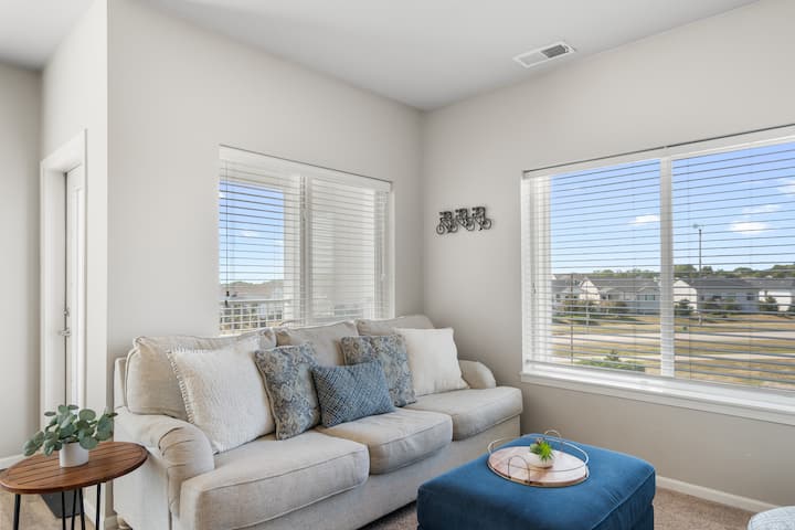 Natural Light End Unit Amenities @ Mhdesmoines - West Des Moines, IA
