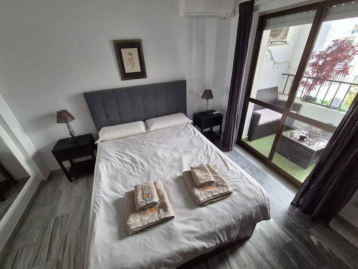 Საძინებელი აივანზე გასასვლელით