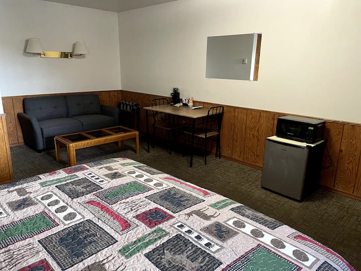 Golden West Motel Charming One Level Room #11 - West Yellowstone, MT
