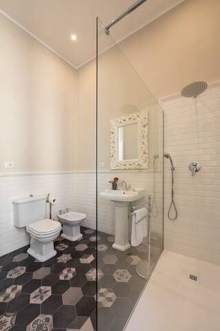 Keys of Italy -Speziali1-2Bdr Flat PiazzRepubblica gallery image 4