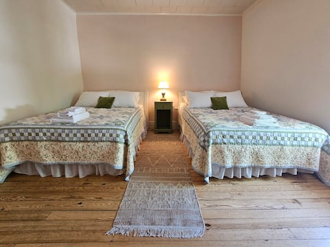 Quaint Double Room in 19th Century Inn- Sacopee