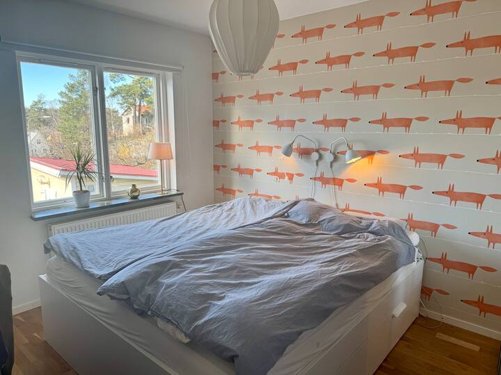 卧室配有180厘米宽的双人床。 