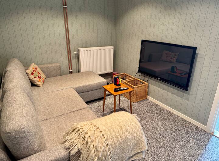 电视房（任天堂Switch、任天堂8位、苹果电视），配备沙发床，床宽140厘米。 