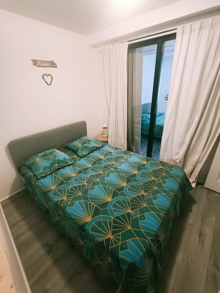 მე-2 პატარა საძინებელი დამოუკიდებელი შესასვლელით, 1-ე საძინებელზე დამაკავშირებელი ფანჯრის კარით. 