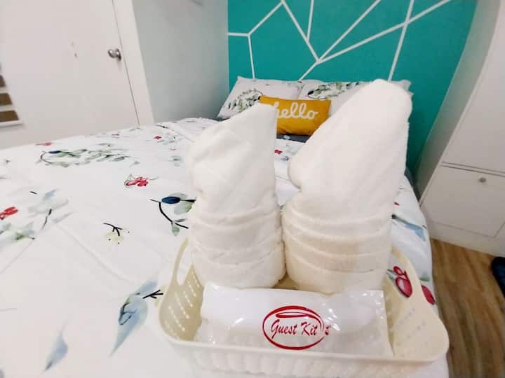 Ručnici i mini toaletne potrepštine (prikladni za 2 osobe) pripremljeni su za našeg gosta dok su dolazili u naš udoban prostor.  