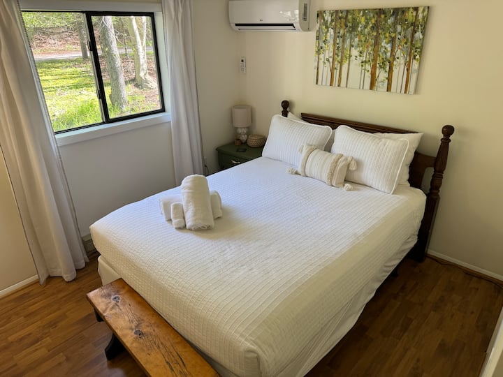 Საძინებელი 2 - ორადგილიანი საწოლი, ტუმბო, კარადა კონდიციონერით