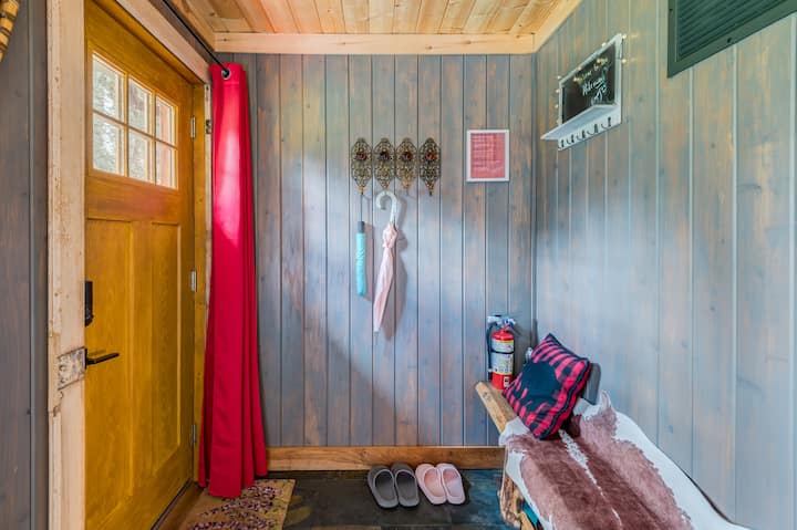 ‘The Hideaway’ Adorable And Charming Guest Suite - Alberta