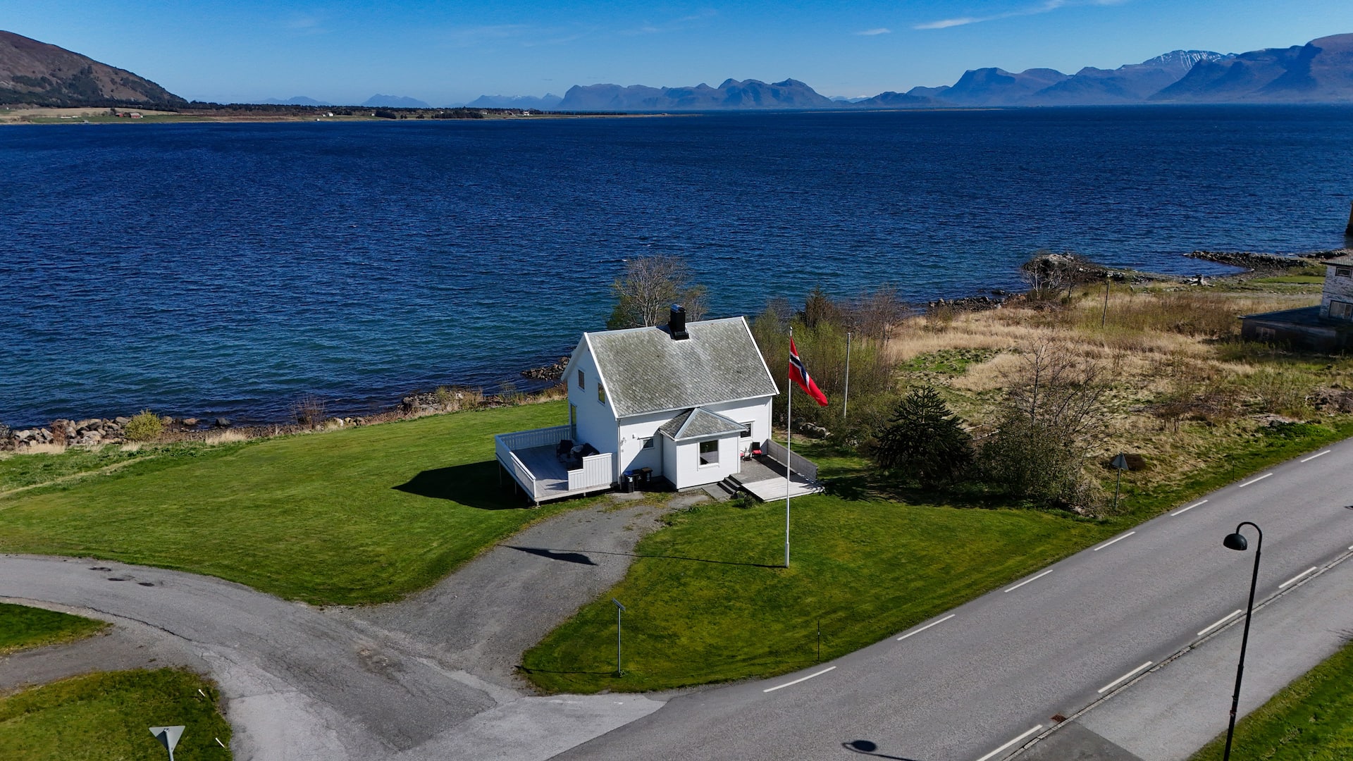 Newly renovated house on beautiful Haramsøy, boat