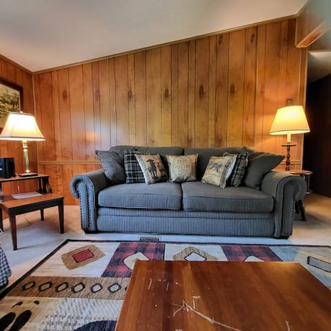 Popular Airbnb listing: OhioWindy9|LgGarage|PetFriendly|FullKitchen in Athens