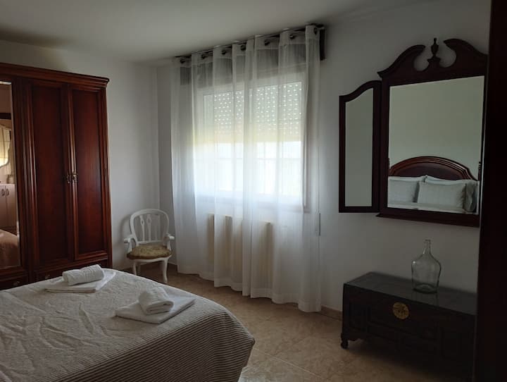 Spavaća soba s krevetom od 1,35cm na glavnom katu.