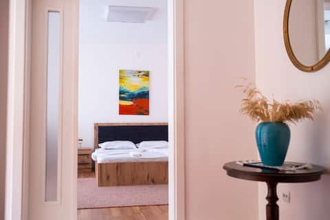 Clean & bright home, in city center