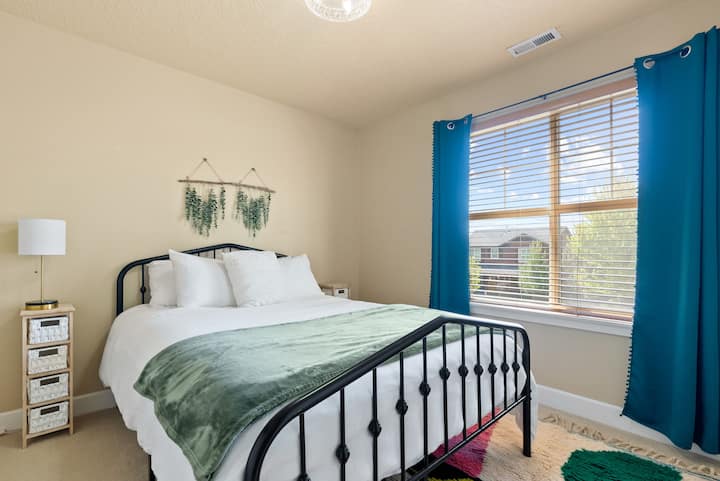 เตียงผู้เข้าพักพร้อมที่นอนขนาดควีนไซส์และม่านทึบแสง 