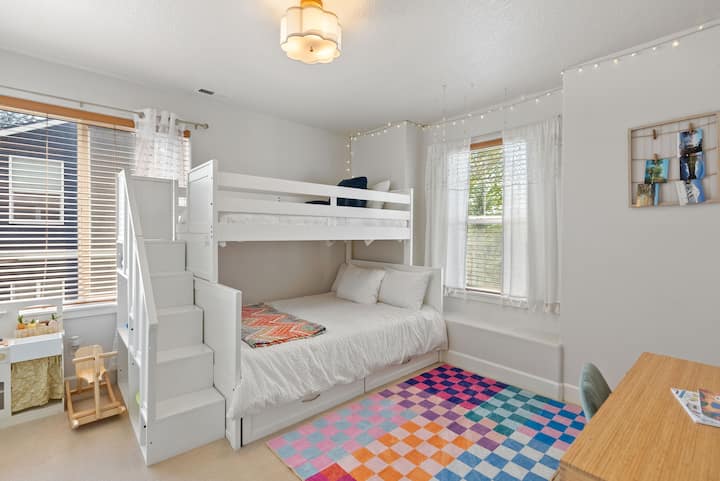 ห้องนอนที่ 3 มีเตียงสองชั้นแบบเตียงเดี่ยวบนเตียงเต็ม พร้อมโต๊ะทำงาน ม้าโยก และห้องครัวเล่น 