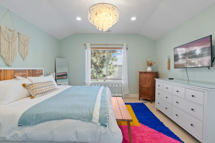 ห้องนอนหลักมีที่นอนคิงไซส์เนคทาร์ใหม่ 