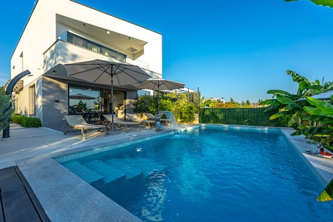 White Sails Villa2 with a Sport Court and sea view