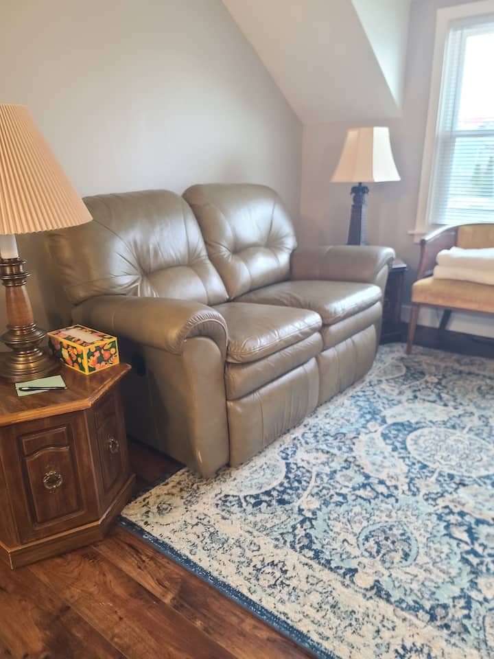 Comfortable 2 Bedroom Upper Unit #1 - Oshkosh, WI