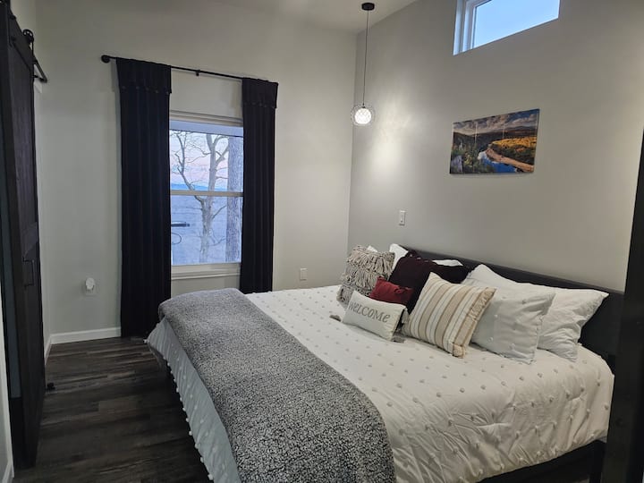 Segunda cama tamaño king y baño privado, con mantas eléctricas durante los meses de invierno y estaciones telefónicas de carga en cada mes de noche para tu comodidad. 