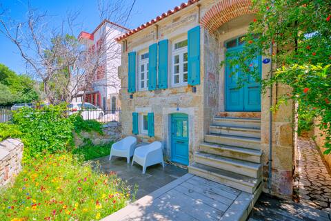 BBQ, Cinema, Full Kitchen - City Center Stone Home