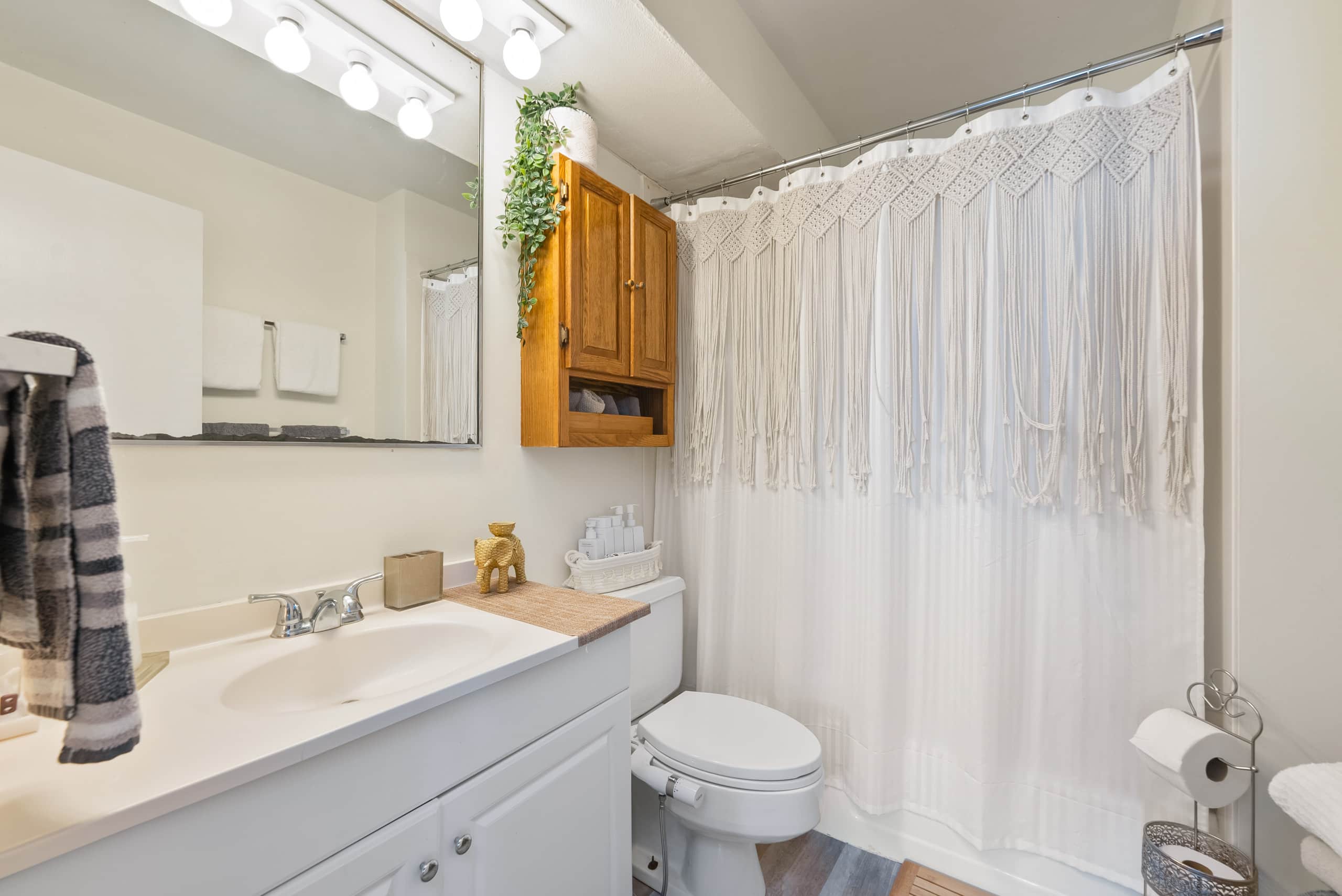 Condo in Honolulu · ★4.98 · 1 bedroom · 2 beds · 1 private bath - Image 18