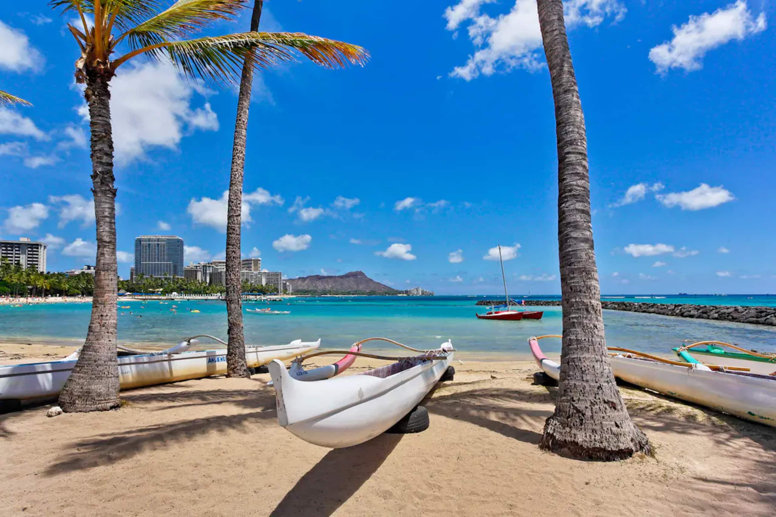 Condo in Honolulu · ★4.98 · 1 bedroom · 2 beds · 1 private bath - Image 31