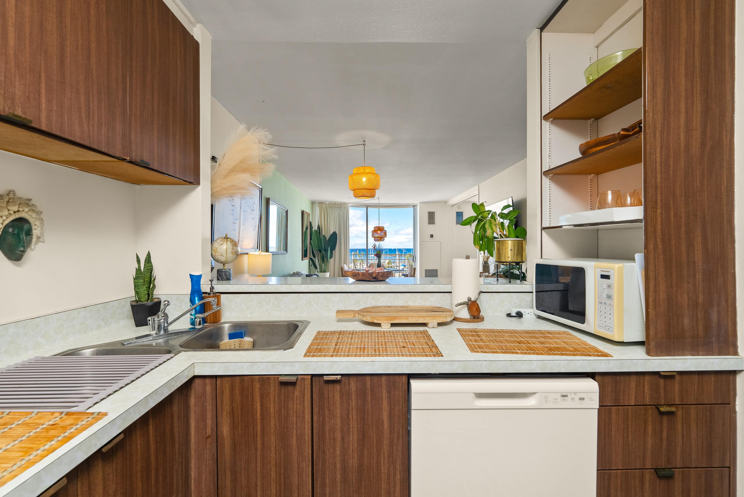 Condo in Honolulu · ★4.98 · 1 bedroom · 2 beds · 1 private bath - Image 8