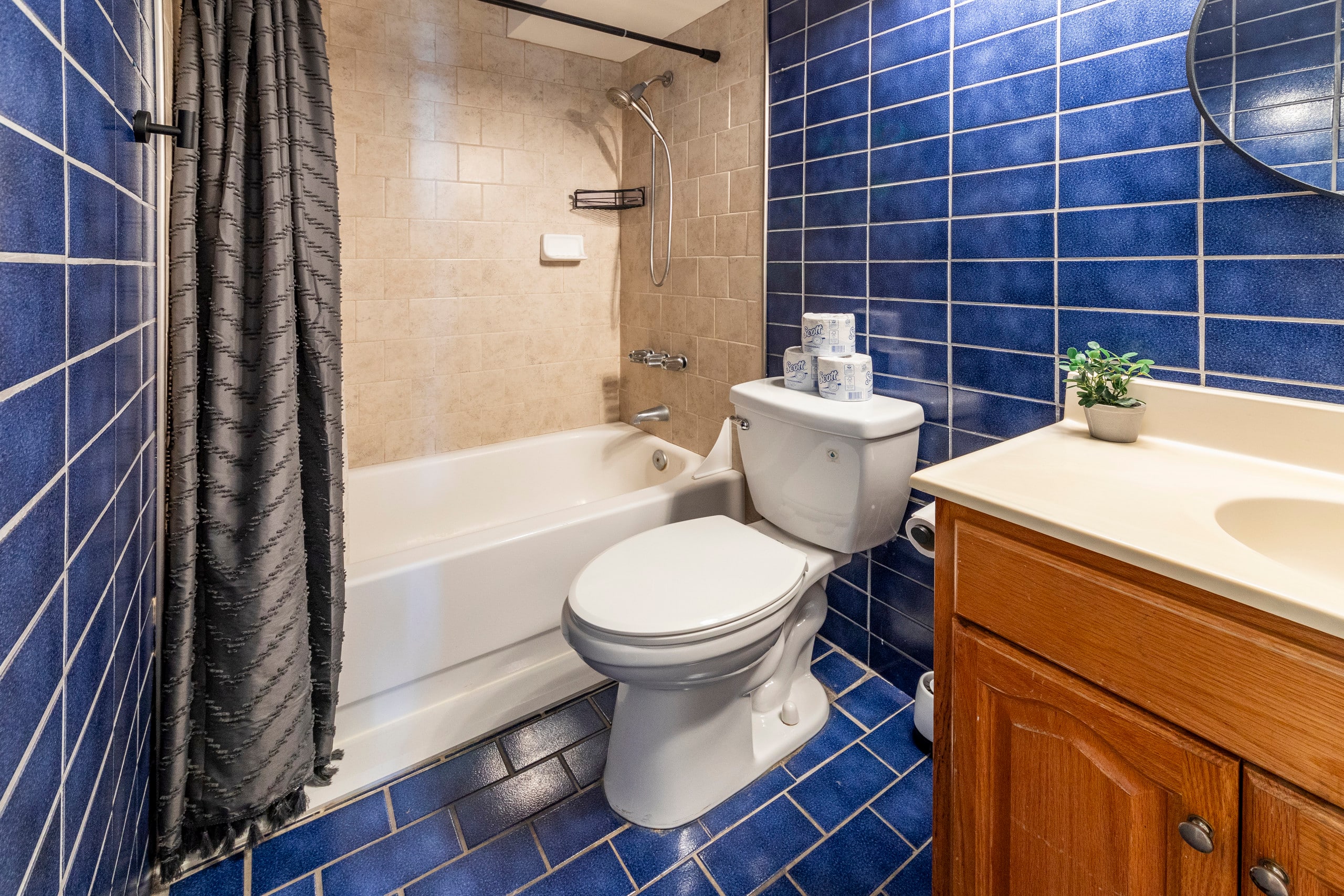 Condo in Honolulu · ★4.61 · 1 bedroom · 2 beds · 1 private bath - Image 18