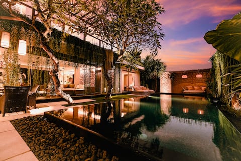 Sunset Palms Luxury Beachside Pool Villa 3BR