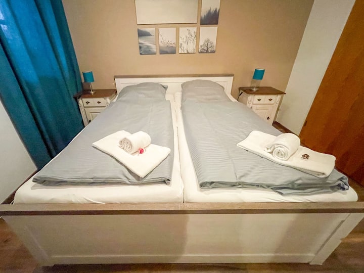 Doppelbett mit 2 einzelnen Mattratzen. Im Schlafzimmer befindet sich außerdem ein Kleiderschrank mit viel Stauraum sowie ein kleiner Schreibtisch für Ihren Notebook. Free WiFi ist im gesamten Haus gut erreochbar.