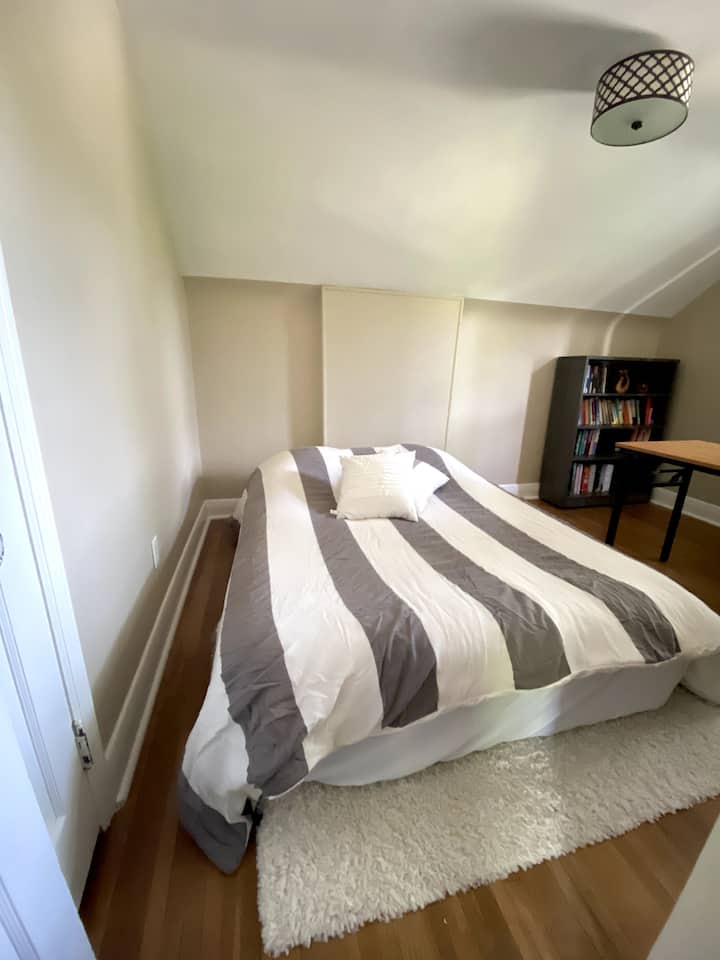 写真に写っているオフィススペースは、3つ目の寝室として使用でき、高品質のエアマットレスがあり、空気を入れたり抜いたりするための電動ポンプがあります（写真参照）