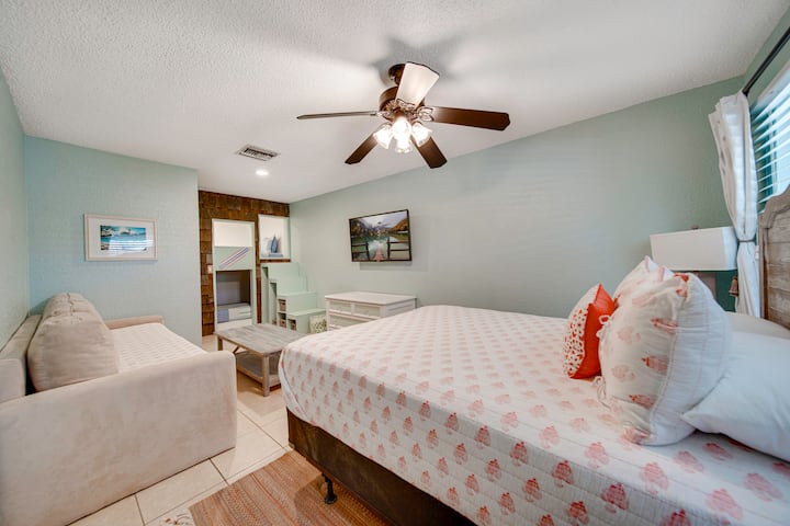 Тази голяма стая с двойно легло е чудесно място за почивка.
Всяка стая има собствен телевизор с осигурени услуги за стрийминг.