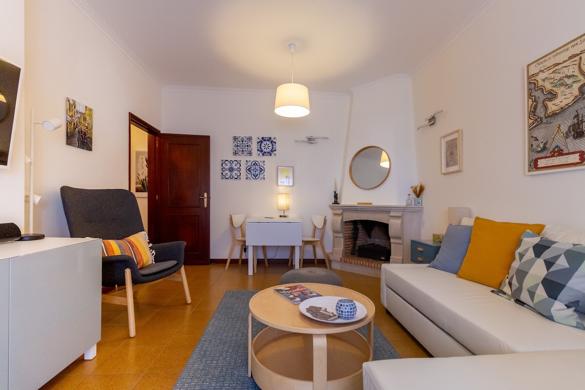 Дневна соба, како што се гледа од балконската врата на станот Б во Casa dos Jacintos во  Сао Хасинто, Авеиро, Португалија