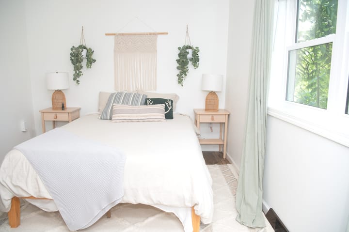 ห้องนอนใหญ่ชั้นล่างเป็นสุดยอดของการพักผ่อนที่อบอุ่น มีสเปรย์หมอนลาเวนเดอร์ฟูกโฟมขนาด 10 นิ้วและตู้เสื้อผ้าแบบวอล์คอินขนาดใหญ่พร้อมชั้นวางกระเป๋าเดินทาง ชั้นวางของที่มี succulents อยู่ในปล่องไฟคอทเทจดั้งเดิม